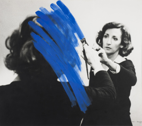 Pintura Habitada, 1975, de Helena Almeida. Helena pintando ela mesma de azul, refletindo as ações da ditadura.