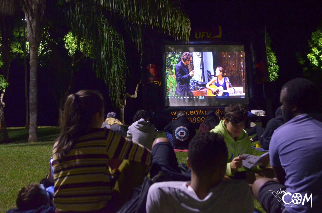 Você está visualizando atualmente CineCom apresenta: dançando no gramado