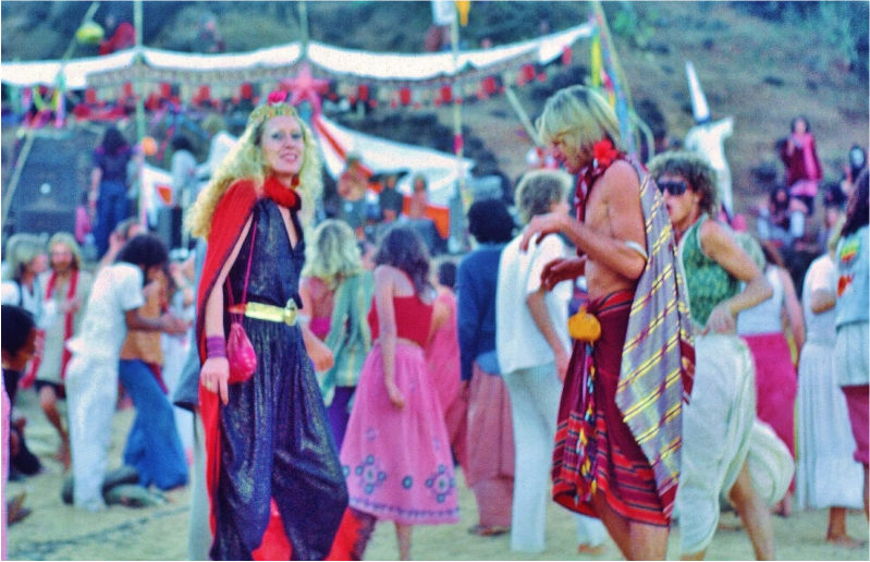 Orfãos do Woodstock dançando em festa na praia de Anjuna na década de 70.