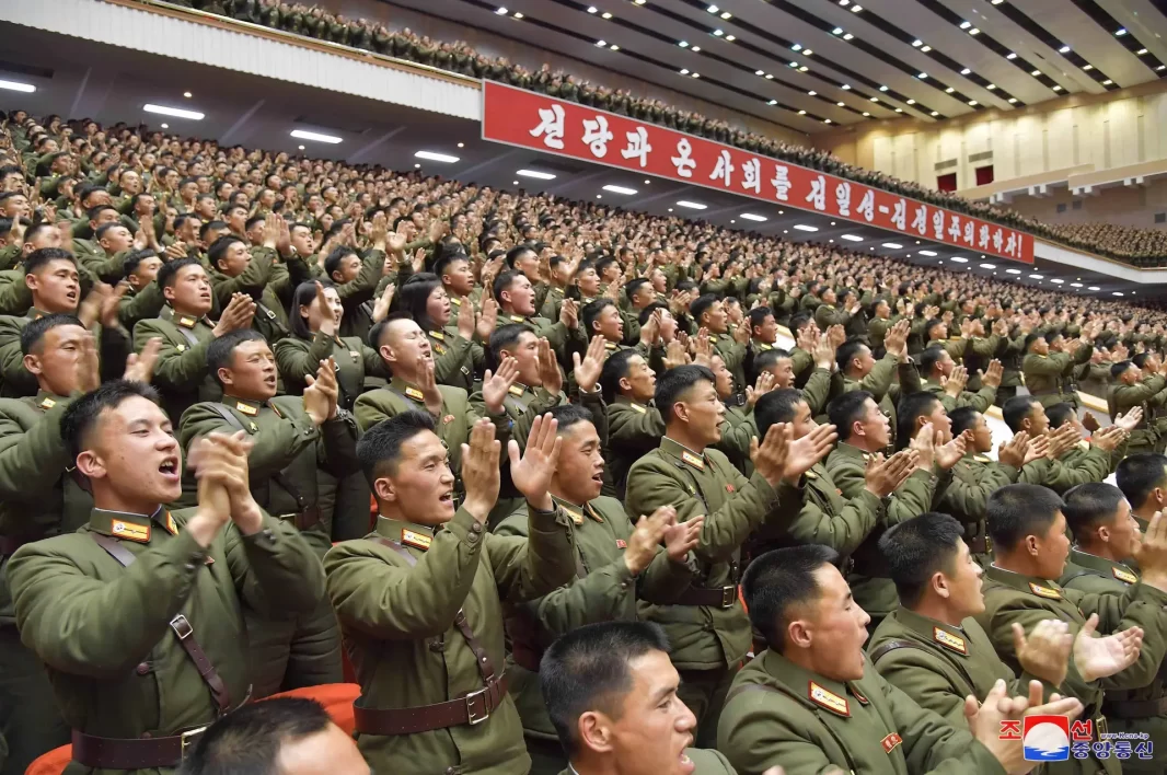 Centenas de soldados norte-coreanos em um encontro em Pyongyang, capital da Coreia do Norte