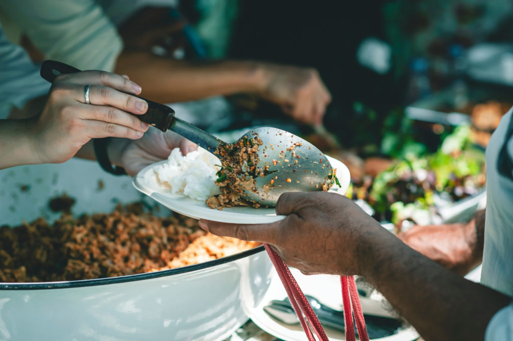 Fé no combate à fome: Entenda como a solidariedade religiosa está transformando vidas.