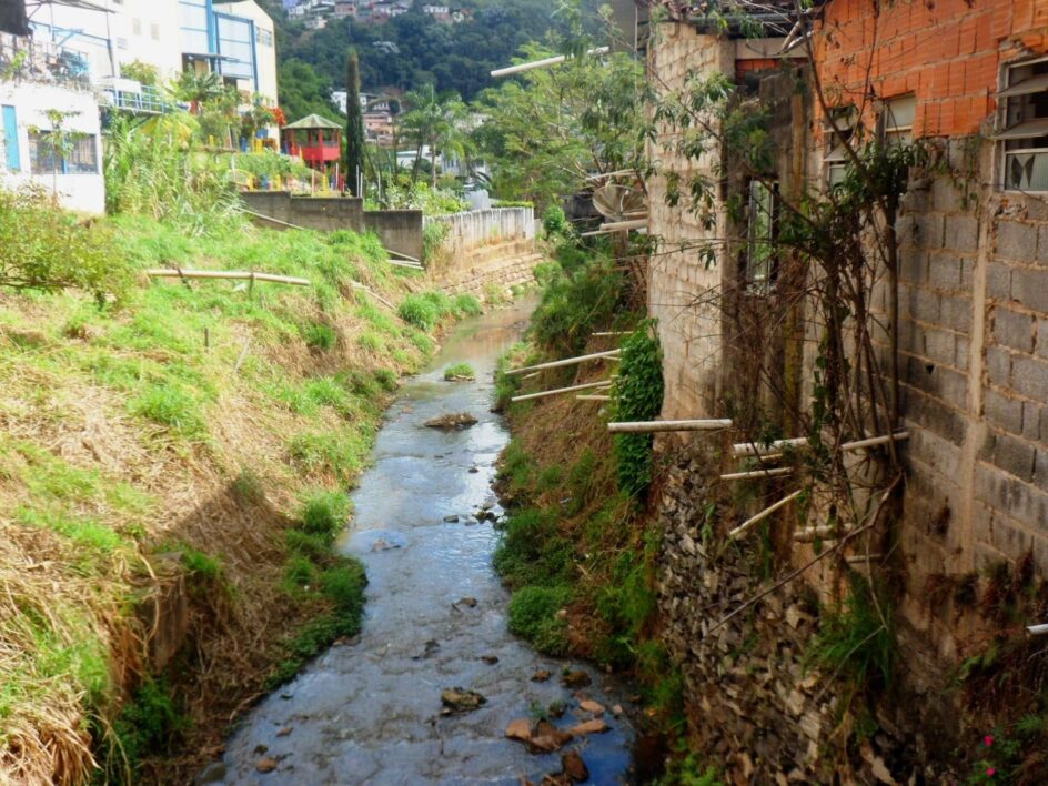 Vários canos de destinação de esgoto é visto sobre o córrego São Bartolomeu, que corta o centro de Viçosa - MG.