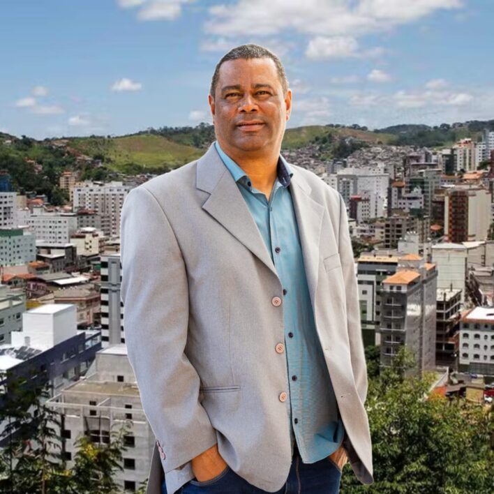 Na foto, Luciano de Freitas, corretor de imóveis e delegado do Creci – Conselho Regional dos corretores de imóveis – de Viçosa, aparece posando para foto, com vários prédios ao fundo.