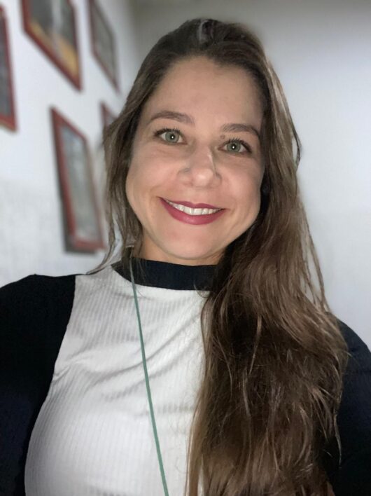 Na foto, Dayana Debossan Coelho, professora do departamento de geografia e coordenadora do laboratório de geografia histórica da cidade e território da UFV, aparece sorrindo para a câmera.